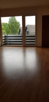 Wohnzimmer mit Balkon 