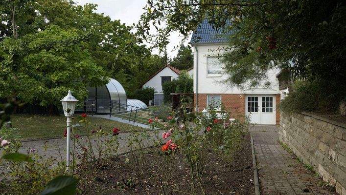 Vorgarten mit Hauseingang