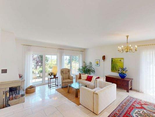 Wohnzimmer mit grünem Ausblick – hell & einladend.