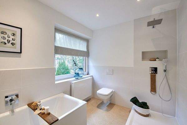 Vollbad mit Dusche im 1. Obergeschoss