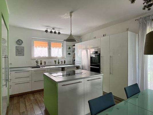 Küche mit Kochinsel