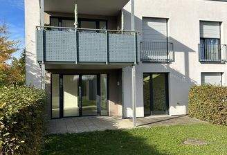 Außenansicht mit Garten 