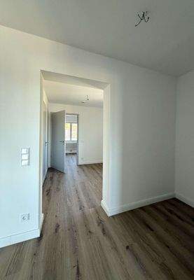 Blick aus Zi. 2 zum Durchgang "Hobby", Bad, Zi. 3