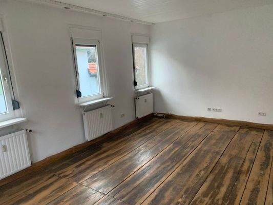 großes Zimmer mit alten Dielen