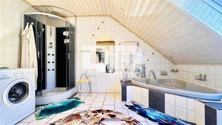 WE2 OG / DG Badezimmer / Wanne / Dusche