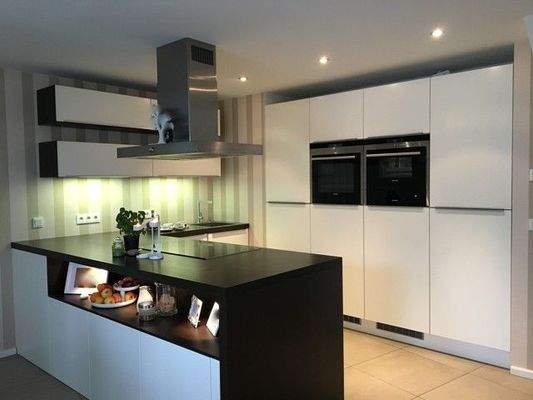 Essbereich mit hochwertiger Einbauküche