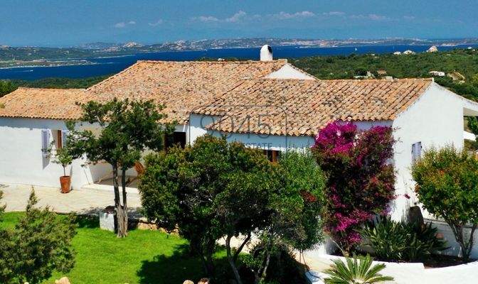 Exklusive Villa mit Meerblick, Pool und Dependance in Arzachena – Sardinien