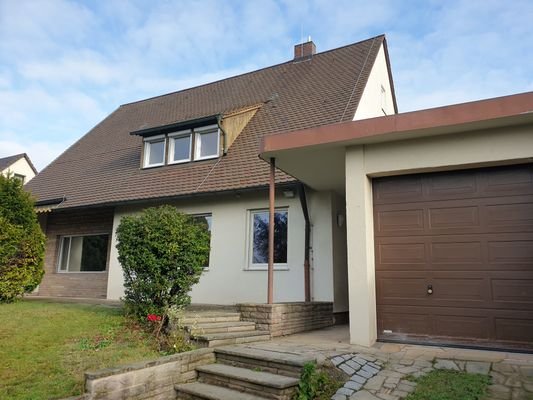 Außenansicht mit Garage