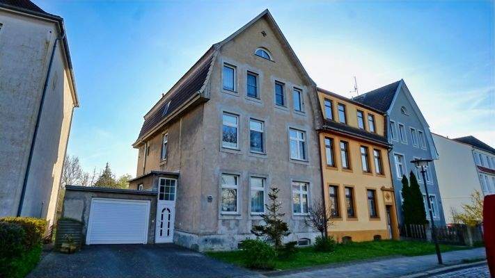 Vorderansicht mit Garage