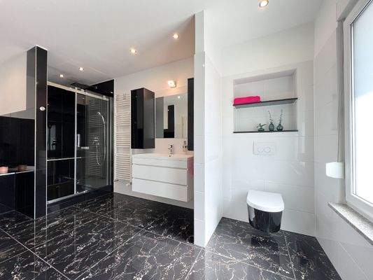 EG: Wannen-/Duschbad