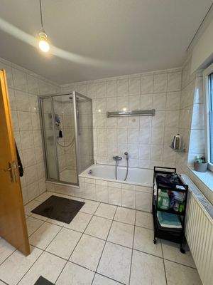 Helles Badezimmer mit Dusche