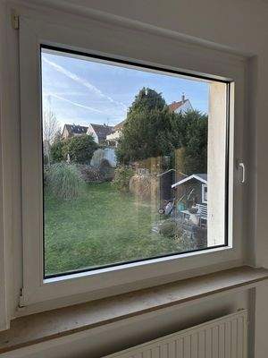 Kinderzimmer mit Gartenblick