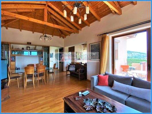 2608393697644c21b8a3a6df1a9b7759-original