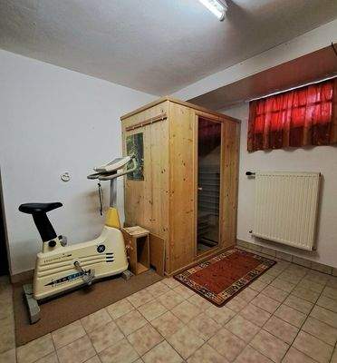 KG: Raum mit Wärmekabine/ Fitness