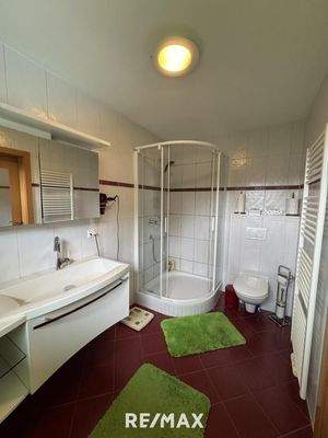 Wohnhaus OG Zimmer 2 - Bad-WC 2