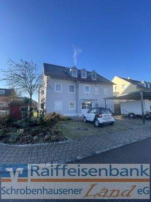 Parkplätze und Eingang