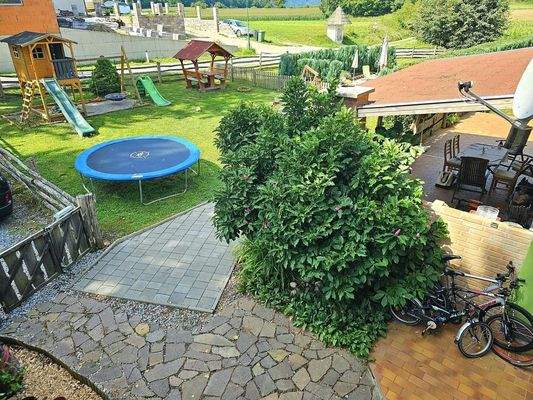 Blick auf den Vorgarten und d. Terrasse