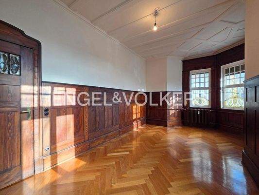 Esszimmer mit Holzvertäfelung