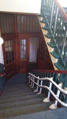 Treppenhaus mit Holztüren