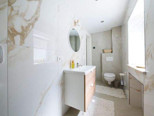 Tageslichtbad mit Dusche