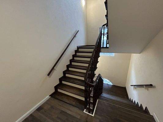 Das Treppenhaus mit der edlen Treppe