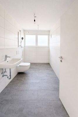 Helles, modernes Badezimmer