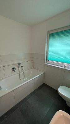 Tageslichtbad mit Wanne