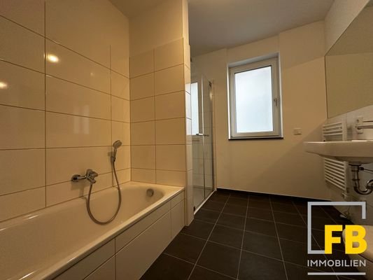 Badezimmer mit Waschmaschinen- und Trockneranschl.