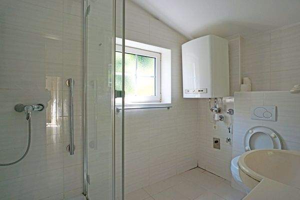 Duschbad mit Fenster, Waschtisch und WC