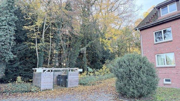 Vor und neben dem Haus 