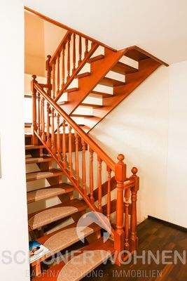 Treppenaufgang zum OG und -abgang zum KG