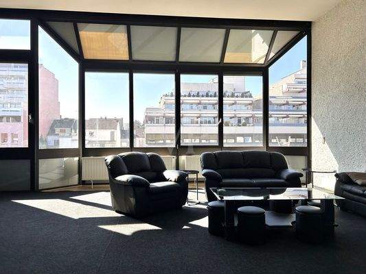 Lichtdurchflutetes Wohnzimmer mit hohen Decken