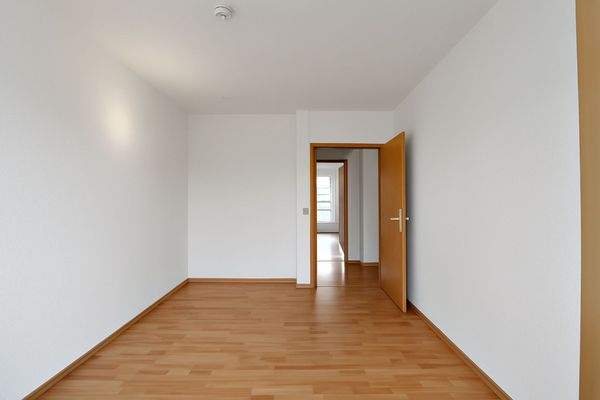 Wohnzimmer und Diele ohne Möbel KI