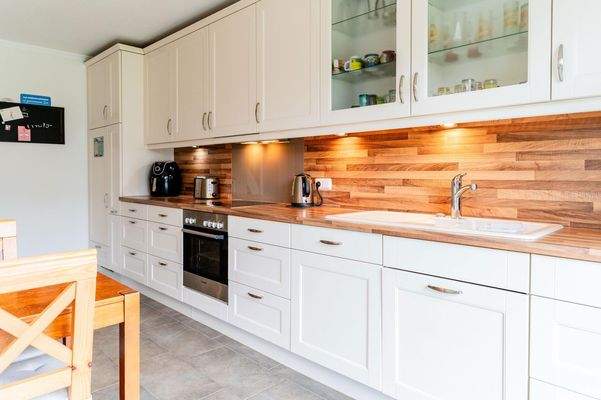 hinten der Kühlschrank