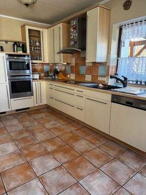 geräumige Küche mit Essecke