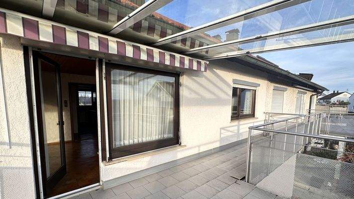 Balkon im 1.Obergeschoss mit Überdachung und Markise
