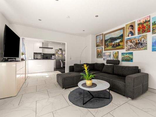 Wohnzimmer mit Blick zur Küche