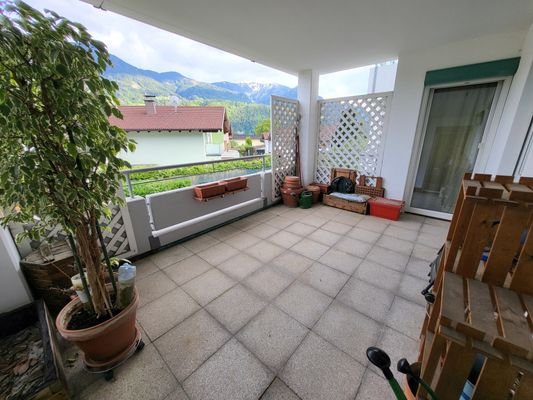 Große überdachte Terrasse