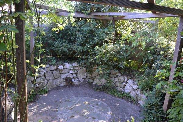 Gartenrondell mit Sonnenschutz