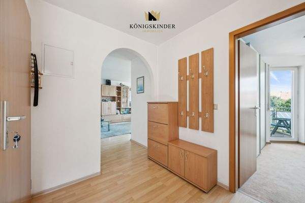 Einladend verbindet der übersichtliche Flur alle Wohnbereiche. 