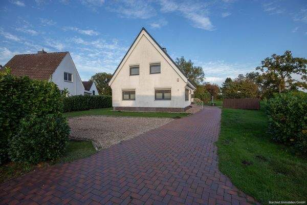 Auffahrt mit Stellplätzen