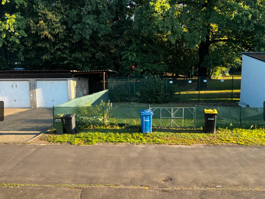 Vorplatz + extra Grundstück