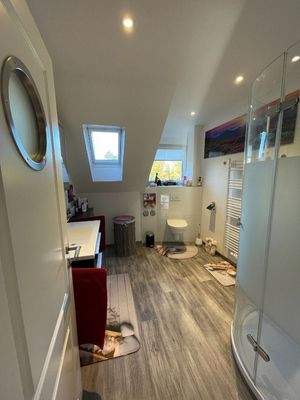 Bad mit XL Dusche und Mobilar