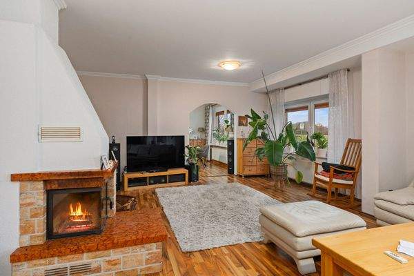 Wohnzimmer mit Kamin und angrenzendem Esszimmer 41,00 m²