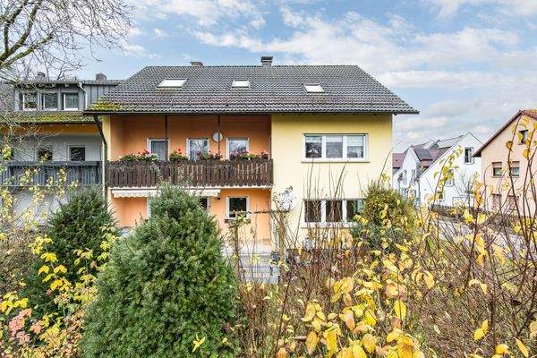 Gepflegte Rückseite des Wohnhauses mit harmonische