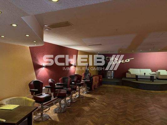 teilweise mit Parkettboden