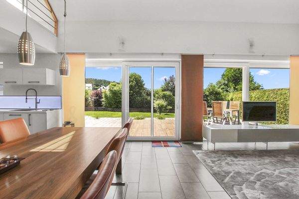 Wohn-/Essbereich mit Blick in Garten