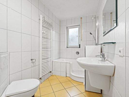 Bad mit Wanne/Dusche