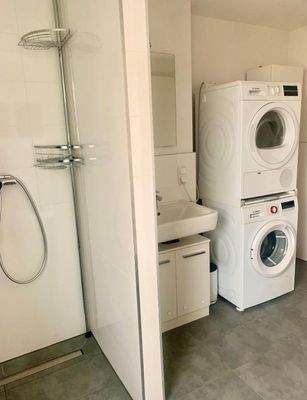 Badezimmer ausgestattet mit Waschmaschine/Trockner