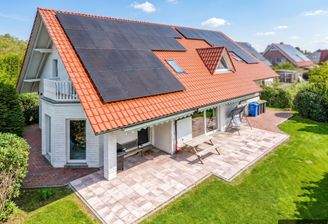 Sonnige Terrasse mit direktem Übergang in den gepflegten Garten.